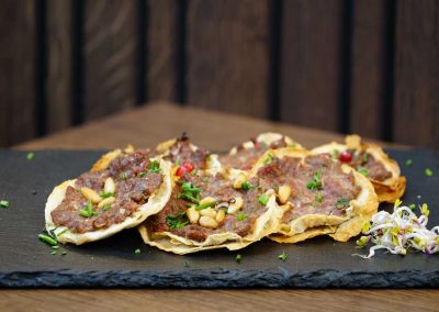 Sfiha (Lamm) Orientalische Mini-Pizza mit Lammhack und Pinienkernen