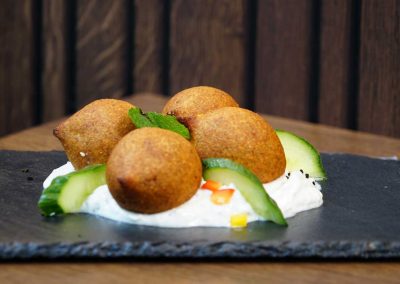 Kibbe Bällchen aus Lammhack und Weizengrütze mit Walnüssen, Pistazien und Granatapfel gefüllt