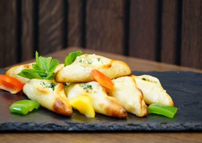 Hefeteigschiffchen mit Schafskäse und Spinat