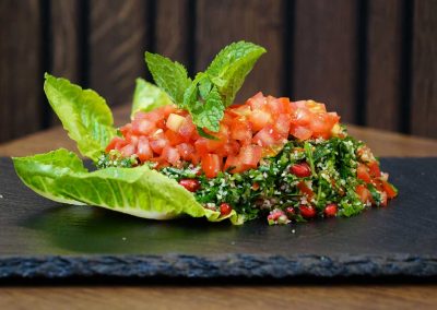 Petersilien-Salat mit Weizengrütze und Tomaten