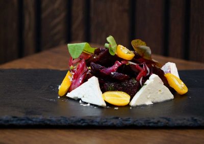 Rote Bete-Salat mit Gewürzen und Weißkohlstreifen
