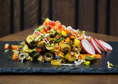 Orientalischer Olivensalat mit Nüssen und Granatapfelkernen