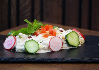 Kichererbsen-Salat mit Sesambutter-Sauce