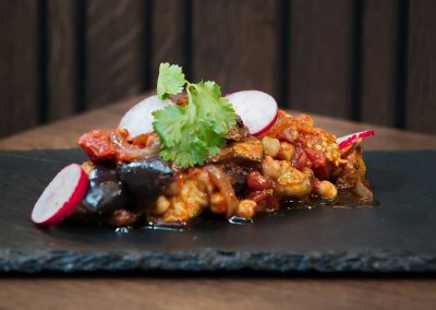 Moussaka Auberginen-Ragout, Kirchererbsen mit Tomaten und Zwiebeln
