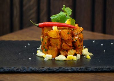 Kartoffeln, frittiert in Olivenöl mit Koriander, Thymian und Knoblauch